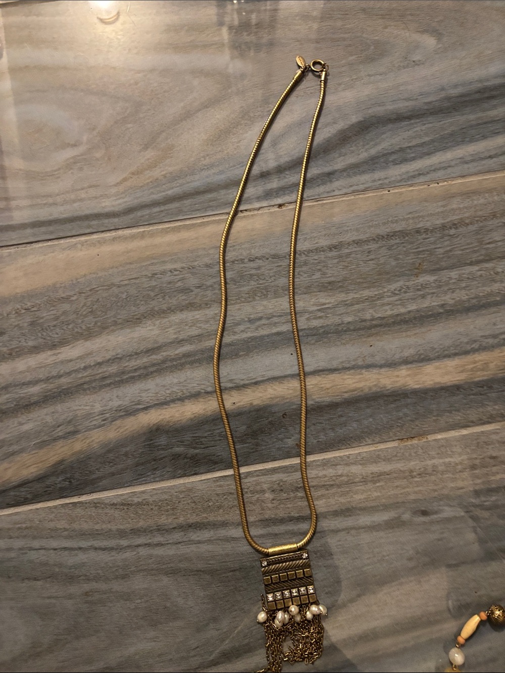 Ann Taylor Gold Tone Pendant Necklace with Pearlescent Accents(unsex)
